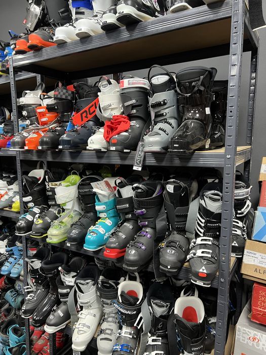 Peste 600 schiuri ski schi si 600 per de clapari  skiuri atomic head