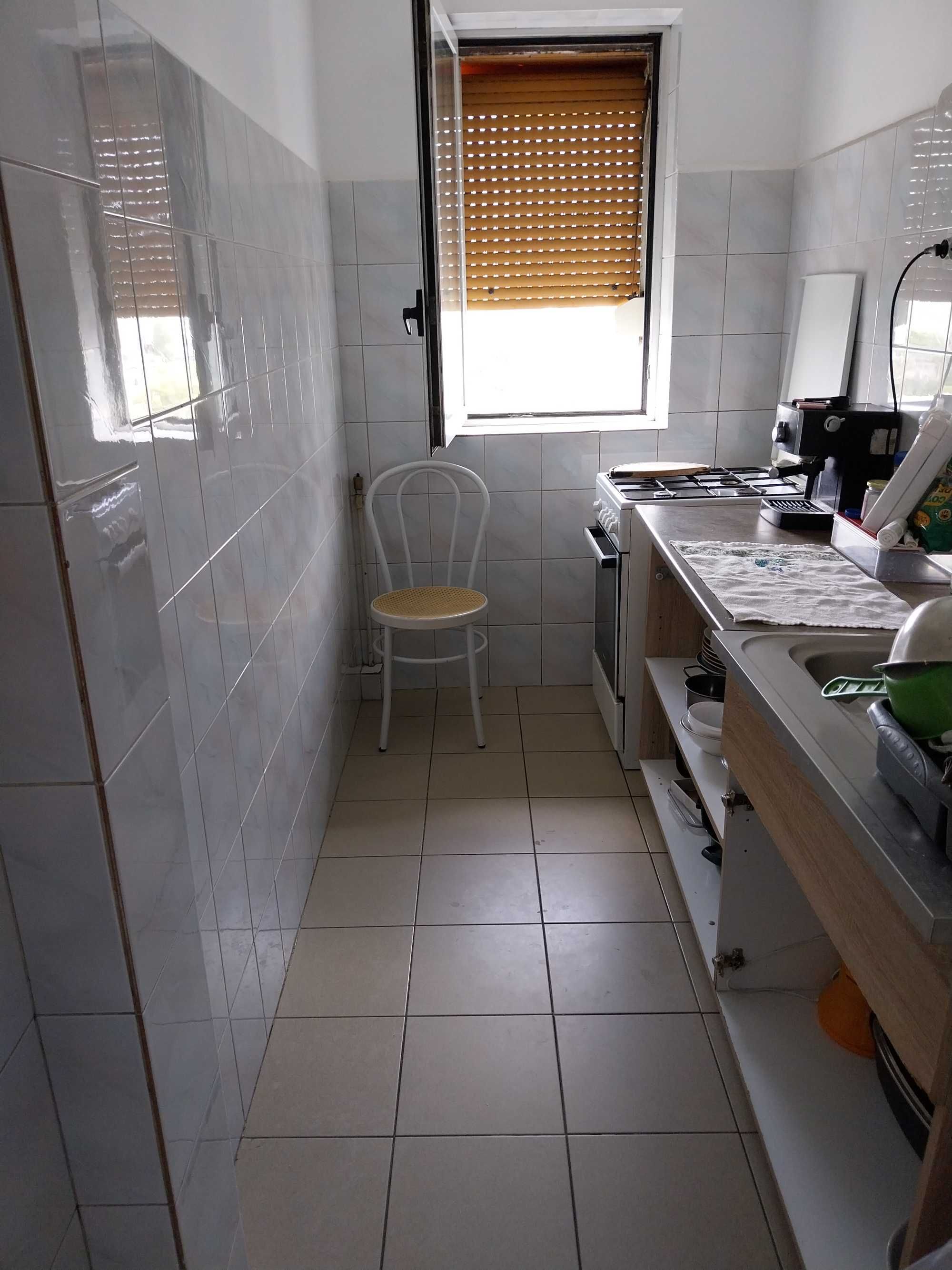 Vand apartament,  zona buna cu mult verde si  soare.