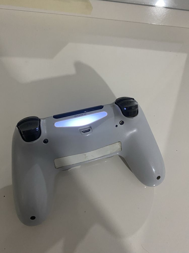 Продавам PS4 slim с джойстик