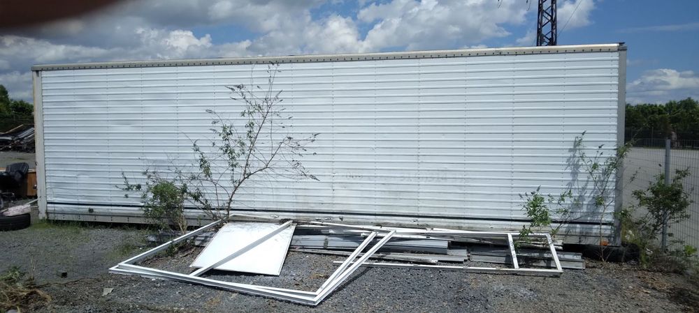 Фургони за склад и за живеене