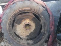 Тесни окопни гуми с джанти