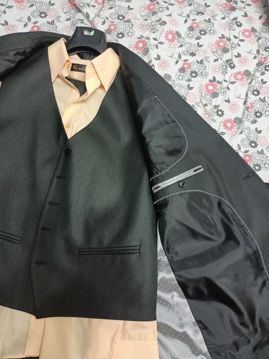 Vând costum bărbătesc