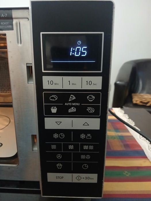 Vând cuptor cu microunde Sharp