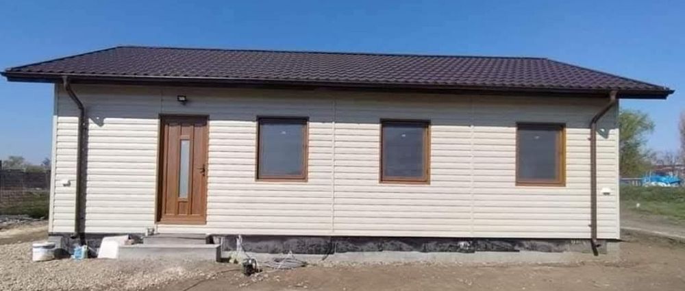 Vând case pe structură metalică