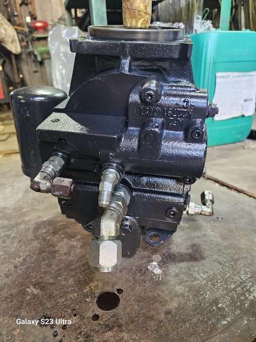 Vând pompă Hidraulică/Hidrostatică Sauer&Danfoss 90L075 
Nouă