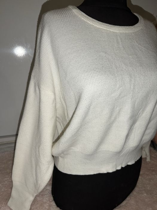 Комплект: Бяла плетена блуза + зимна шапка с пухче