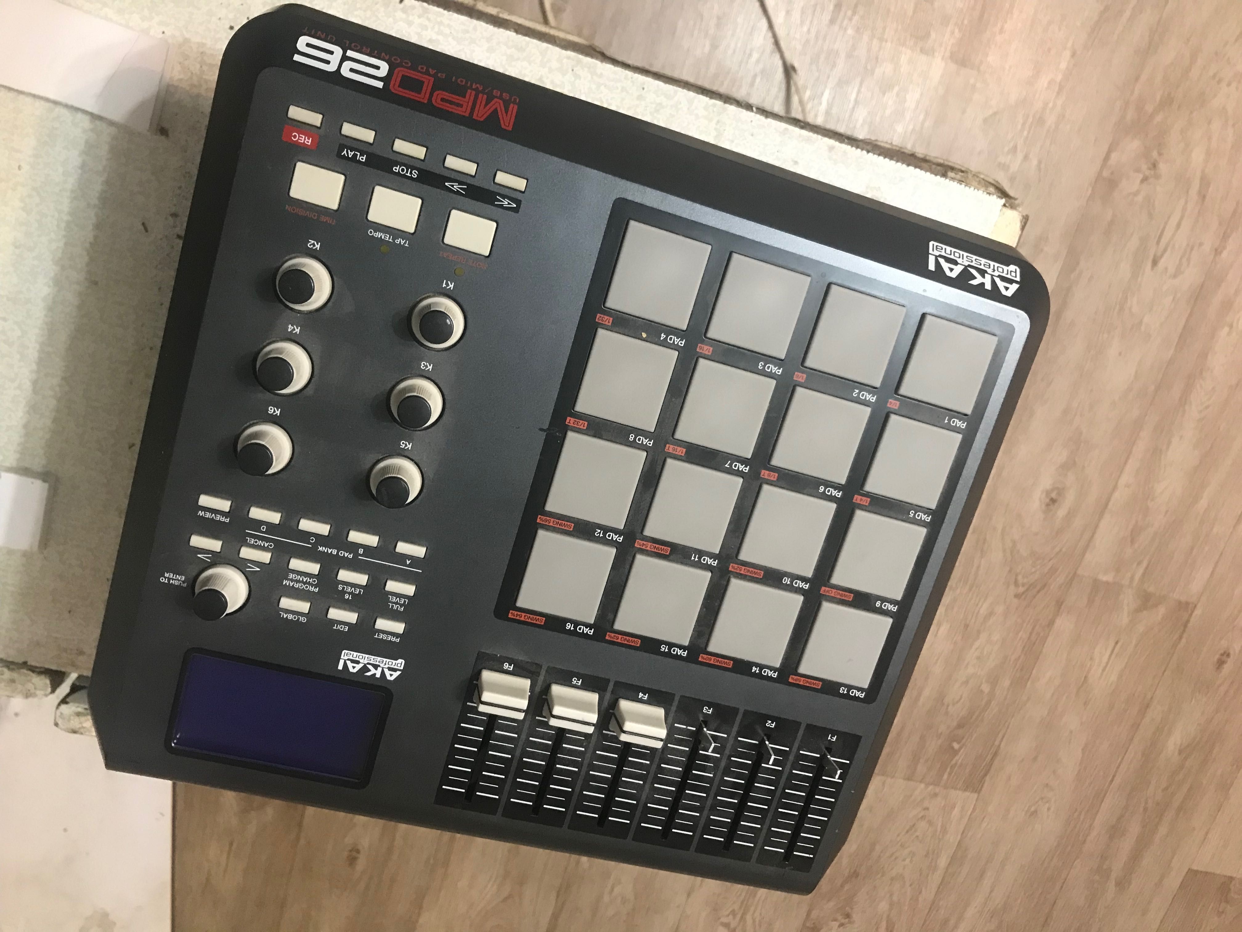 Мидиконтроллер akai profession mpd26