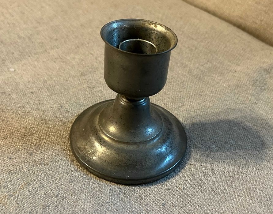 Sfesnic mic vintage metalic turnat, stabil, baza lata, inaltime 11 cm