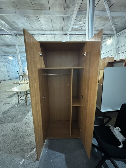 В продаже столы и шкафы офисные. Ест торг.