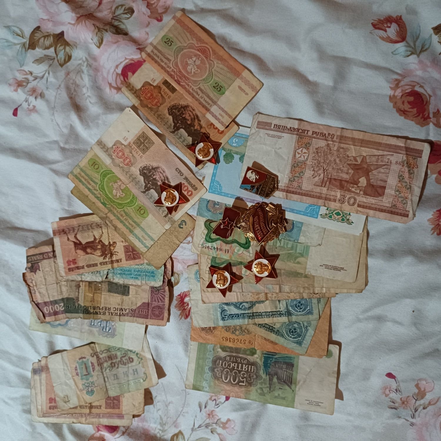 Советские деньги и значки
