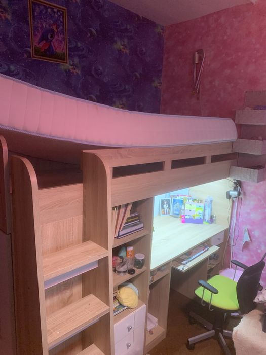 Детско двуетажно легло с бюро и гардероб с двулицев матрак