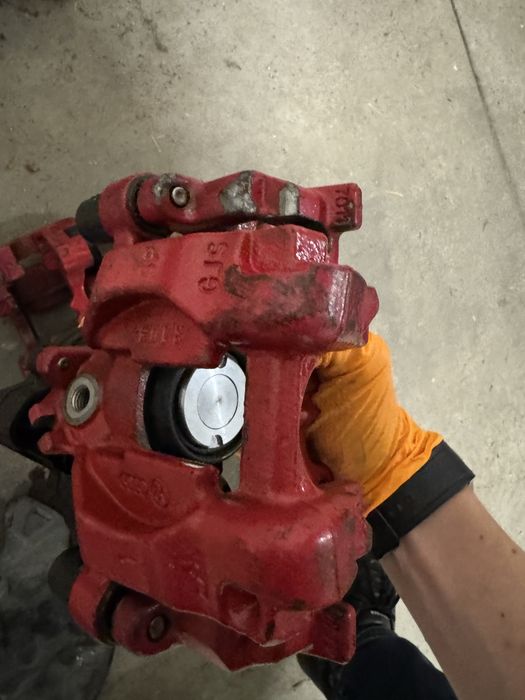 Продавам спирачни апарати Golf 7 GTi