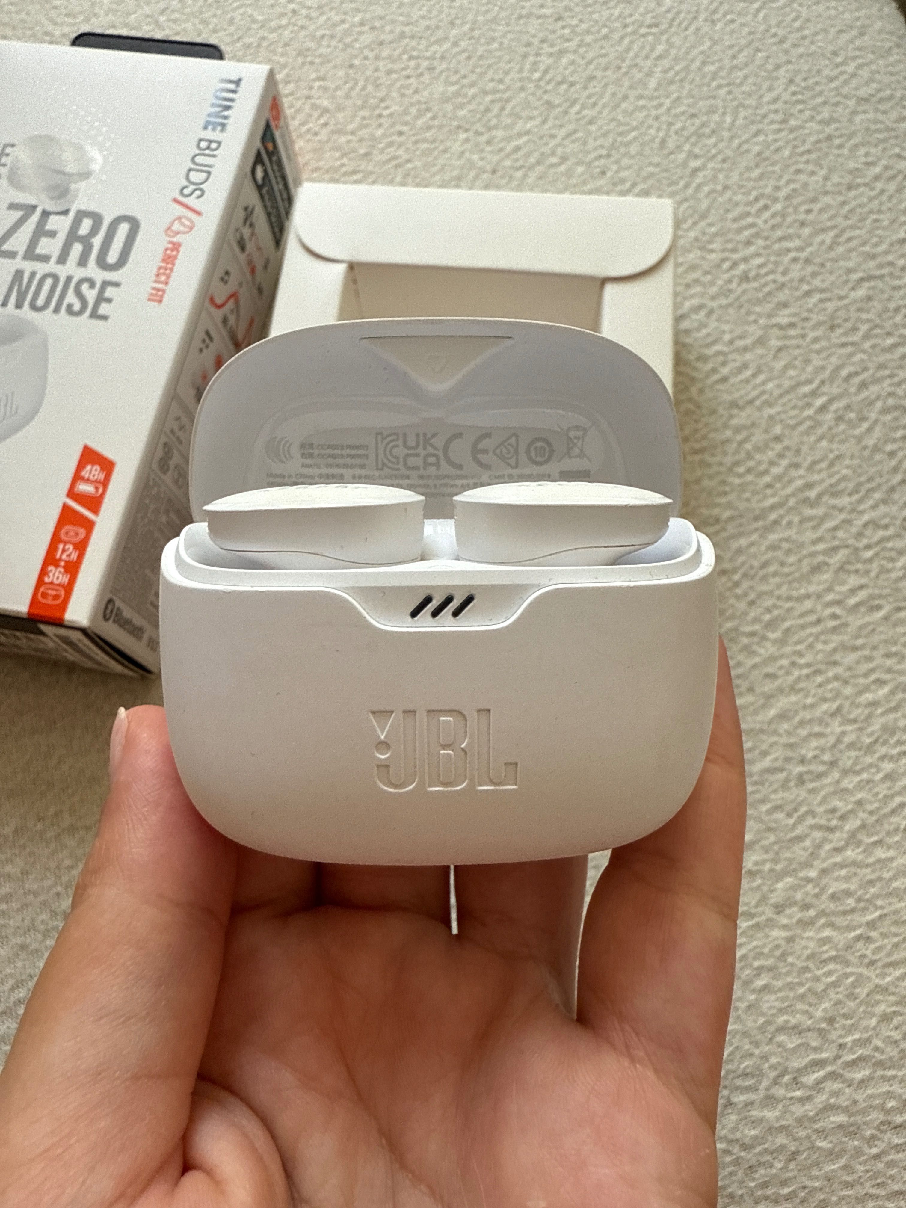 Бели Слушалки JBL
