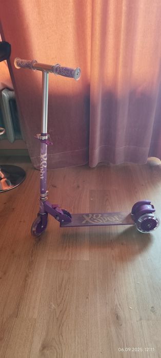 Детска Тротинетка Xootz – Лилава – Светещи Колела и Регулируемо Кормил