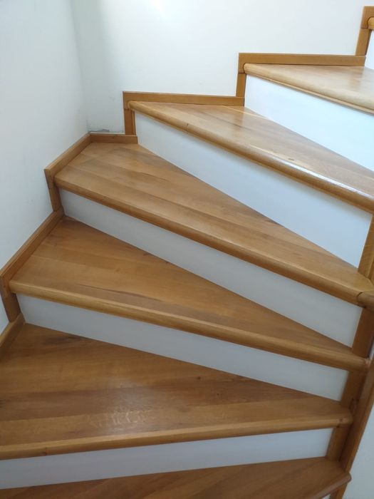 Scări de interior din lemn