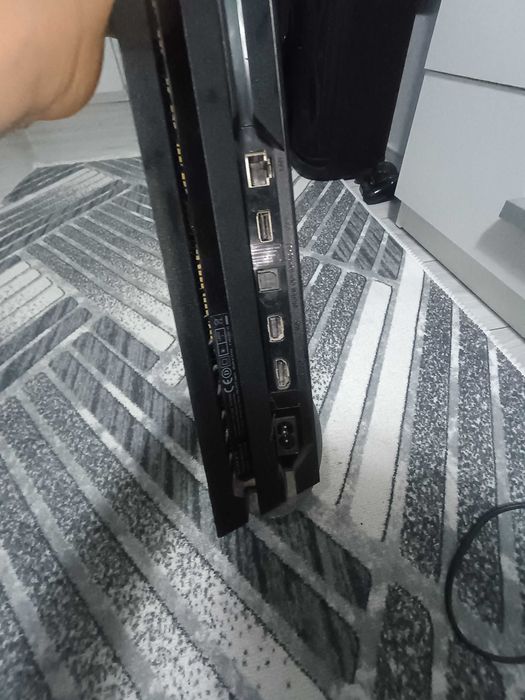 Vând PlayStation 4 pro(joc inclus)