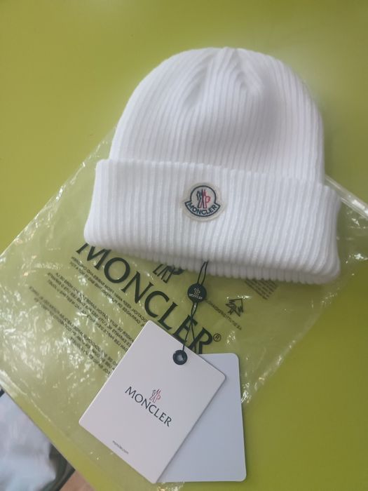 Продается Шапка Moncler