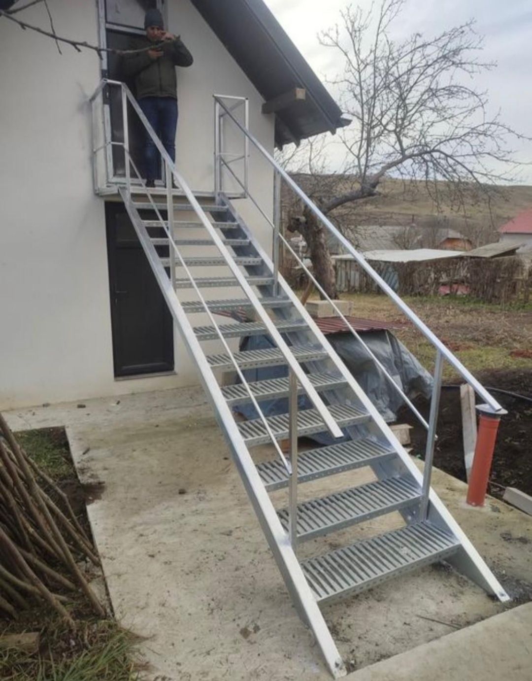 Scara metalica la comanda în toată tara oferim și montaj