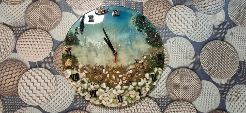 Ръчно изработен стенен часовник от епоксидна смола