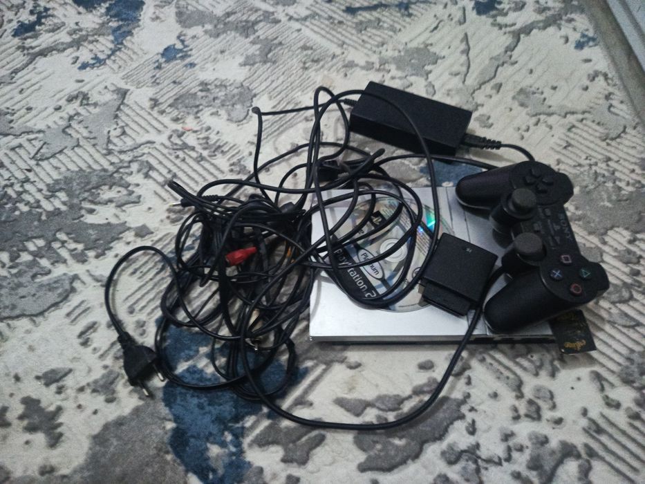Продам Ps2 договор есть в подарок 2 джестика 1 диск и тюльпаны