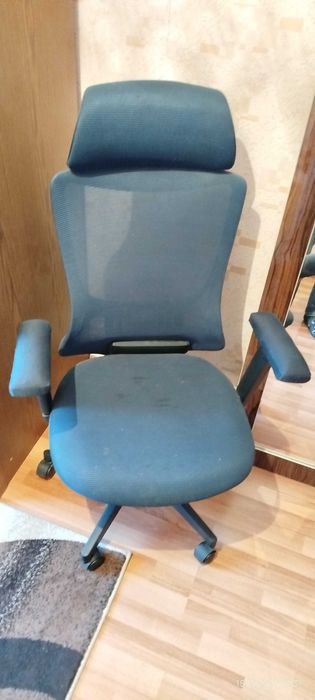 Продаётся офисное, игровое кресло б.у