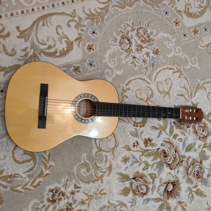 Продам гитару классическую