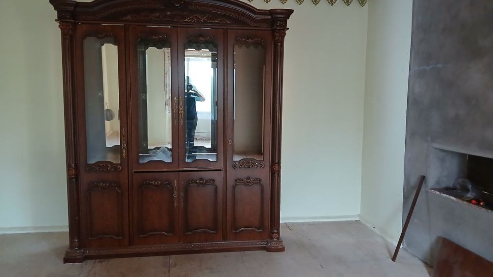 Kelishtrib beramiz ja urinib ketmagan xolati yaxshi saqlangan mebel