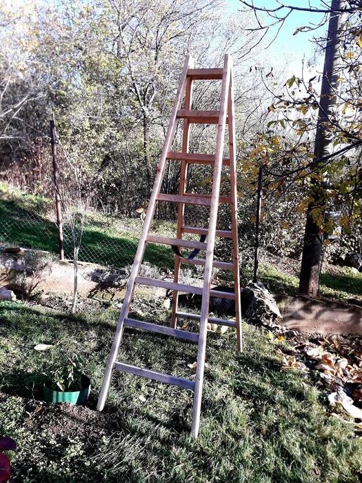 Продавам здрава двойна дървена стълба