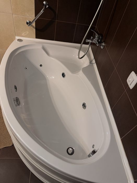 Ъглова Хидромасажна Вана (Джакузи)