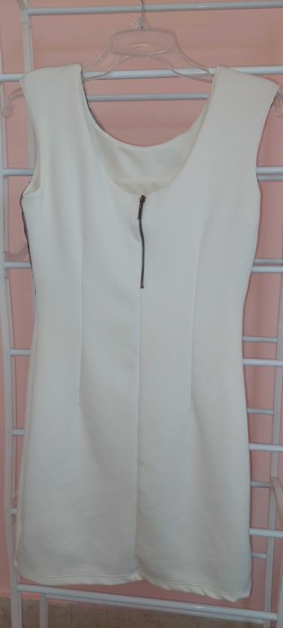 Стилна бяла рокля