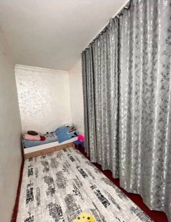 Продаётся 1 комнатная квартира в центре на Себзаре. Балкон 2×6. .