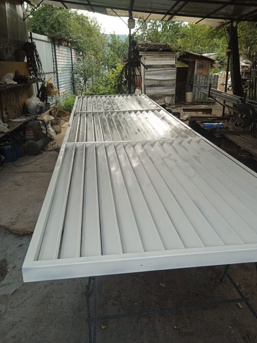 Plase jaluzea și porți..