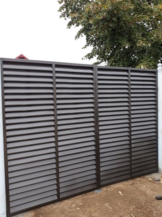 Construim la comanda dvs. garduri si porti din:
- panouri stil jaluzea