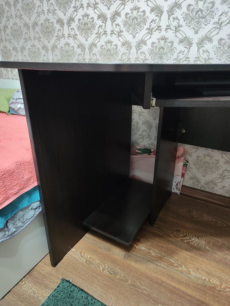 В продаже стол/компьютерный стол
