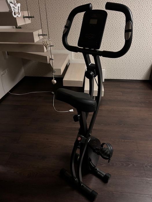 Bicicletă de interior, ideală pentru antrenamente acasă