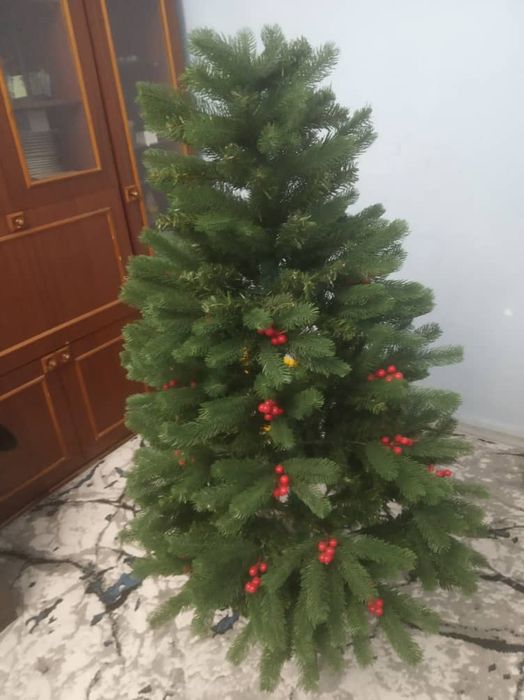 Продаю срочно ёлку, почти новая