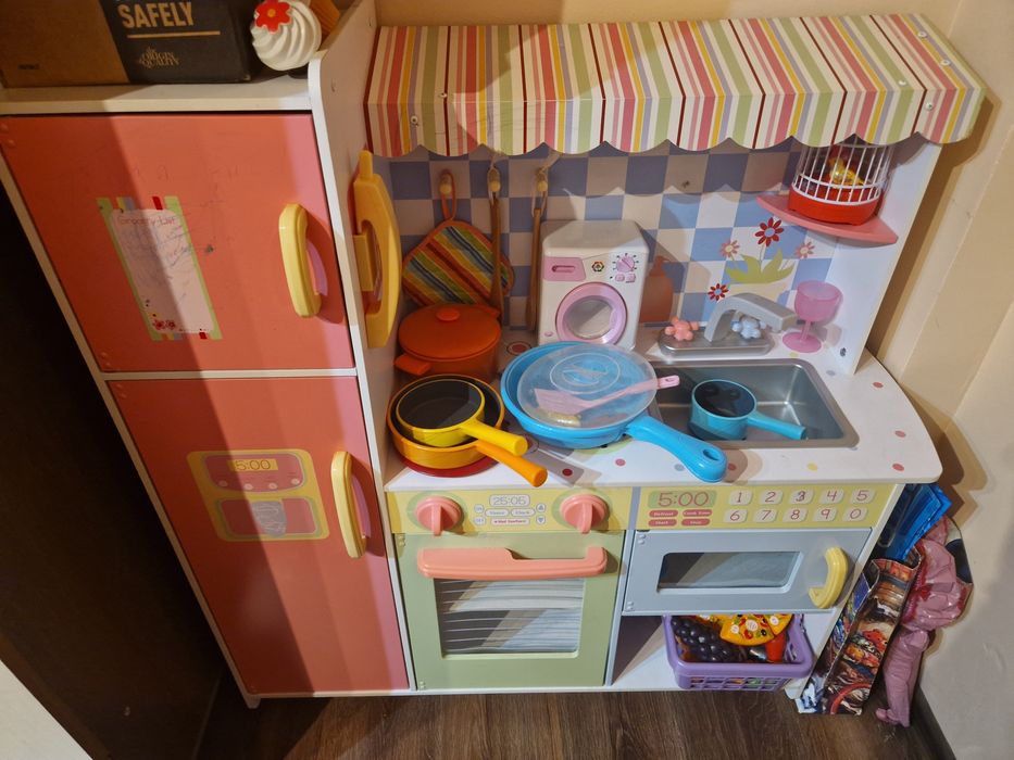 Bucatarie cu frigider pentru copii
