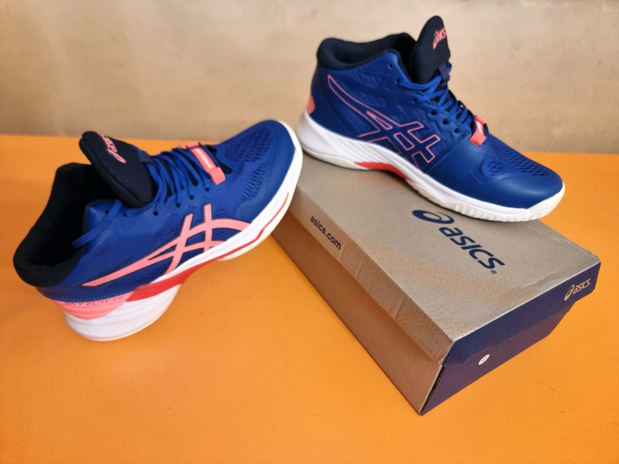 Продам новые кроссовки Асикс Asics