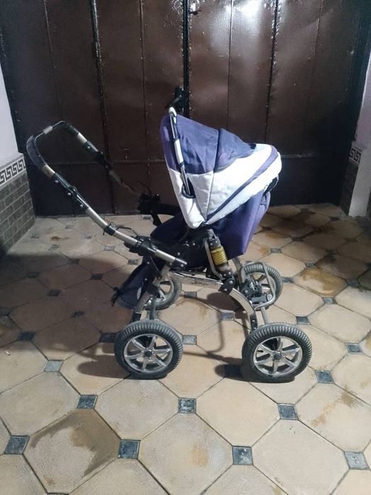 Болалар коляскаси сотилади.