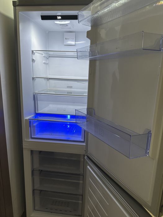 Продавам хладилник с изтекъл фреон и долен фризер “beko”