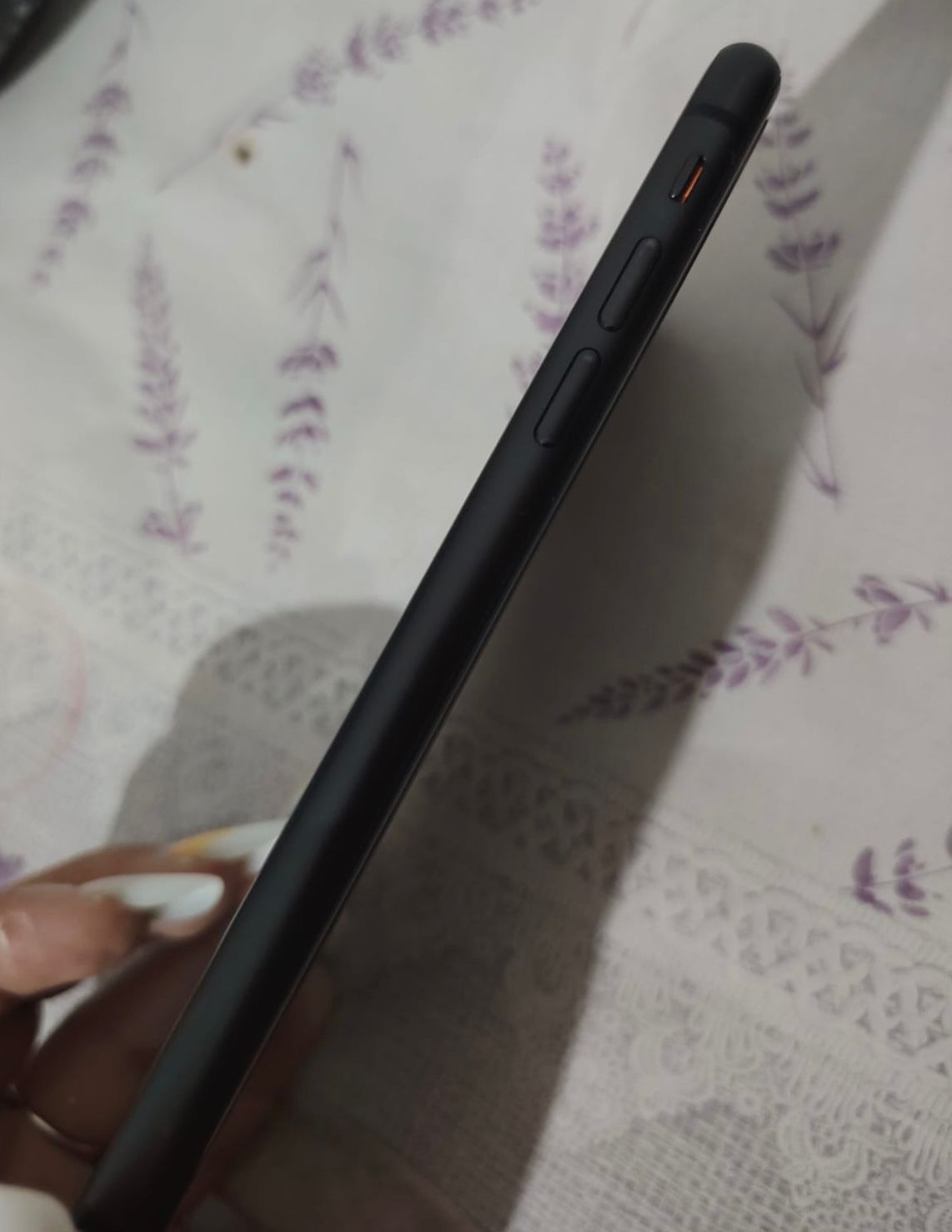 Vând iPhone 11 simplu