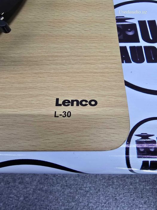 Виниловый проигрыватель Lenco L-30.