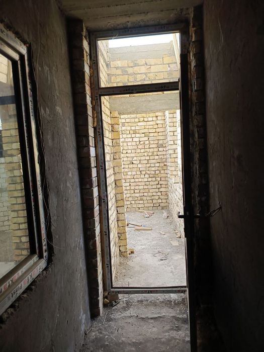 Izzada dom sotiladi srochna 53+53 kv