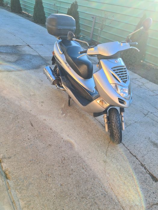 Vând scuter kymco 250
