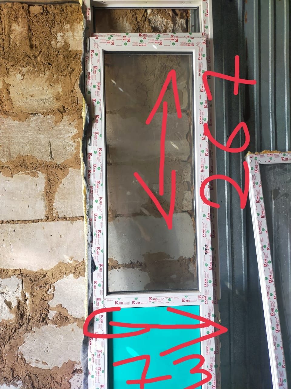 Дверь и окно на балкон