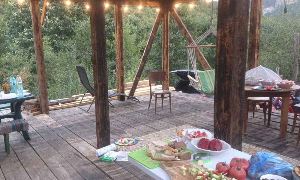 Продава се екологичен проект от 12 710 кв. м. с две нови дървени къщи.