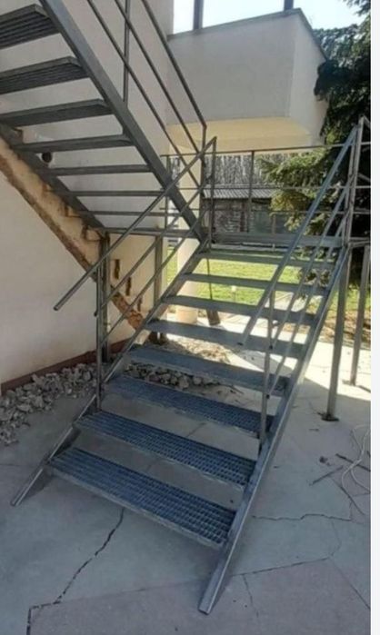 Facem scări zincată orice model dorește clientul de exterior
