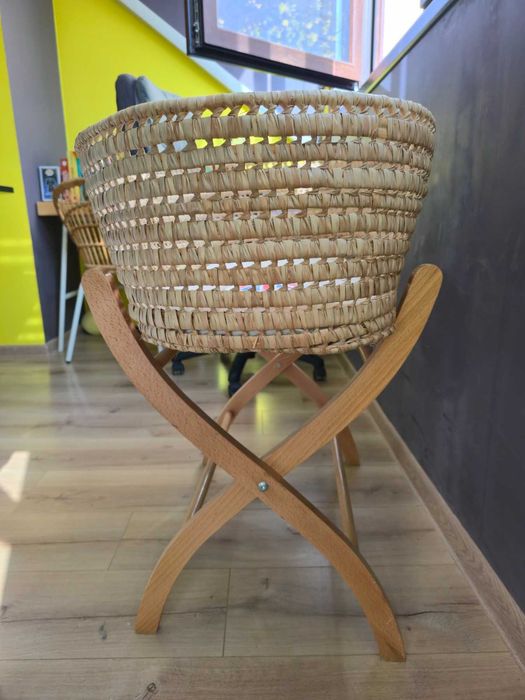 Next to me от ратан с дървена стойка