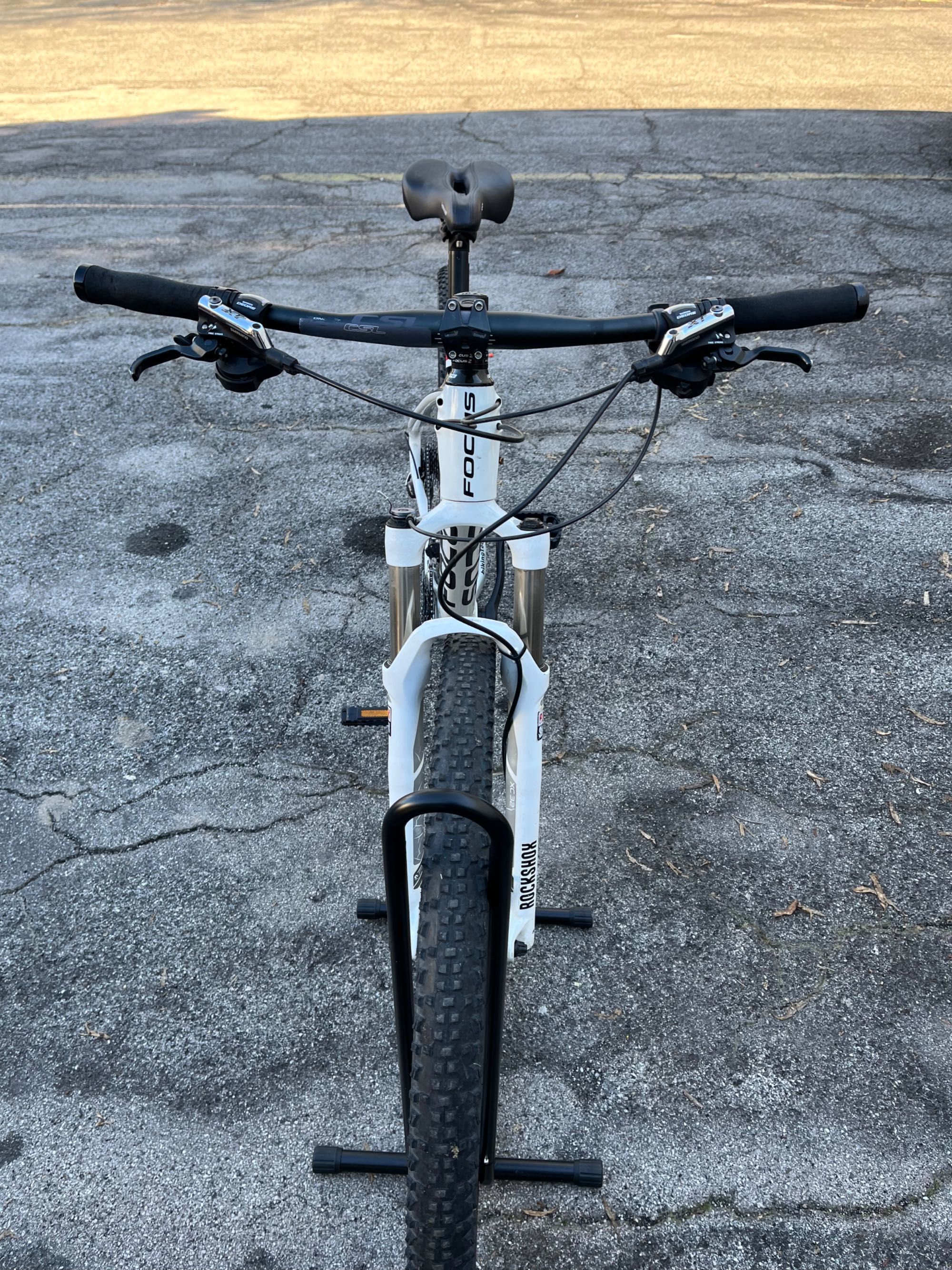 Vând bicicleta de carbon Focus