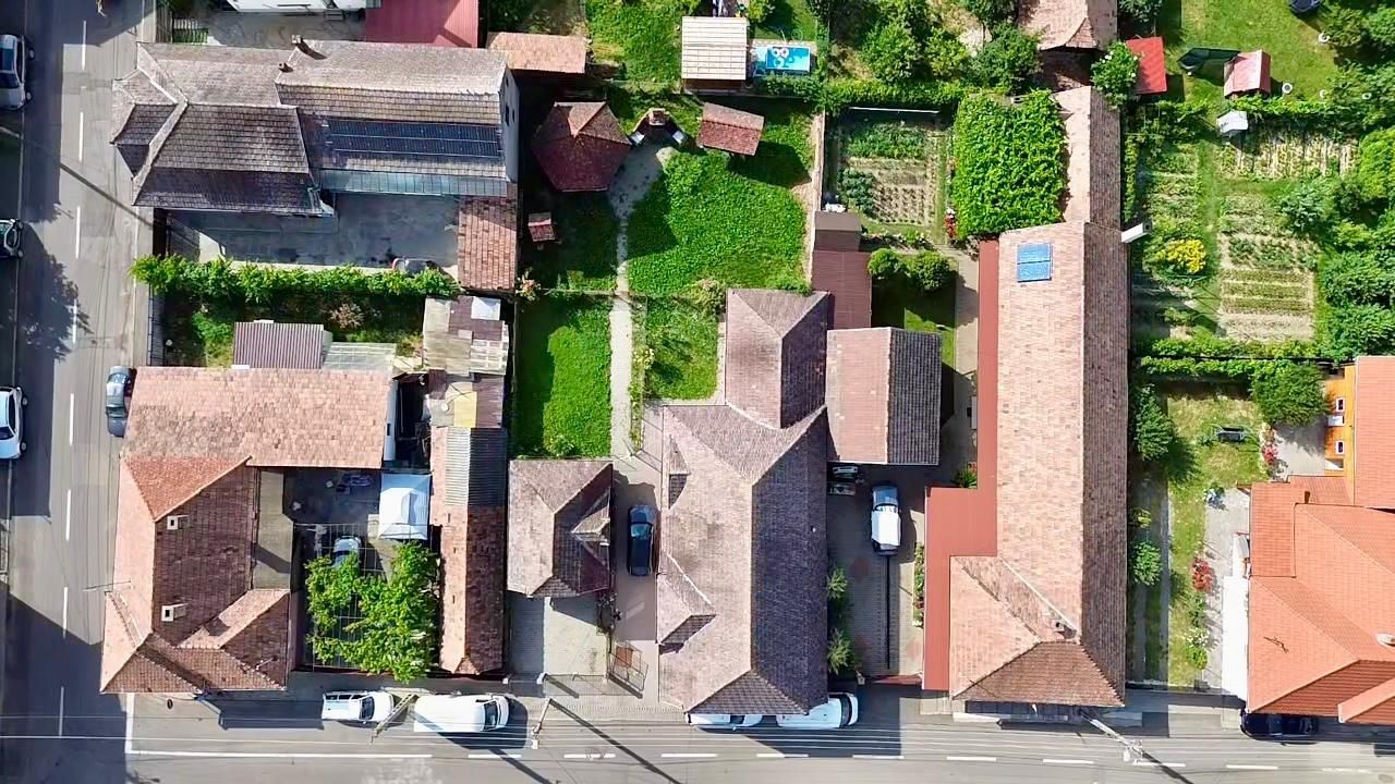 Vând casa cu garaj si 739 mp de teren